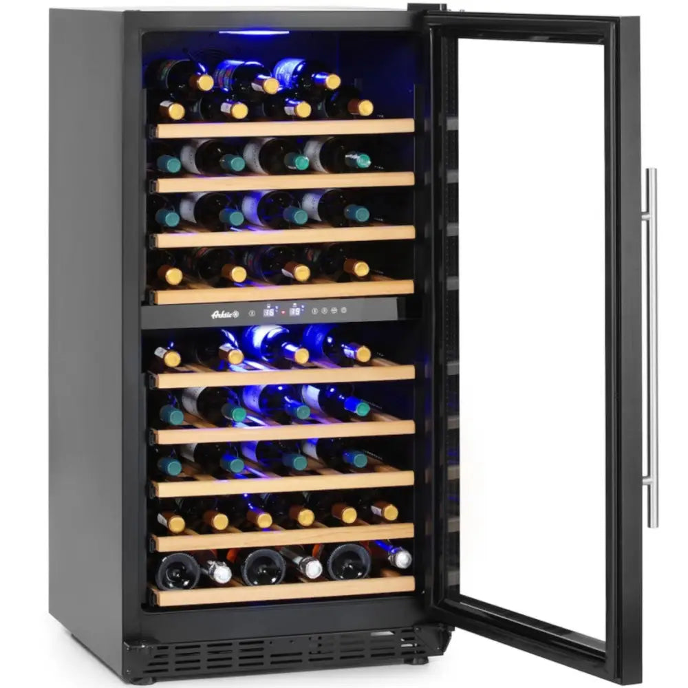 Vin kjøleskap med åpen glassdør, syv trehyller fylt med flasker, LED-belysning og digitalt display vises.