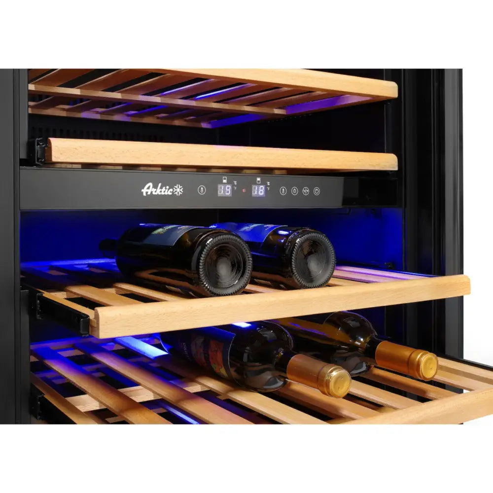 Vin kjøleskap med to soner, sidevisning av trehyller med flasker, blått LED-lys og synlig digitalt display.