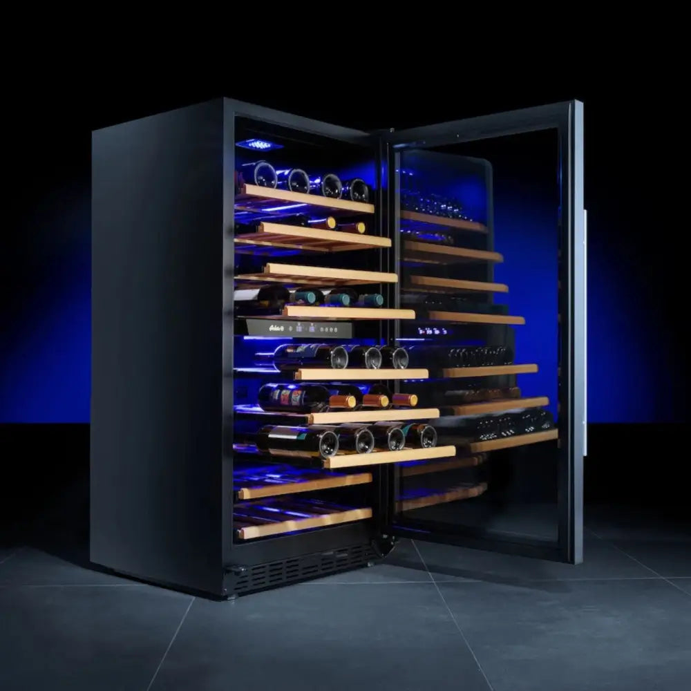 Vin kjøleskap med to soner, åpen glassdør og opplyste hyller med vinflasker i blått LED-lys.