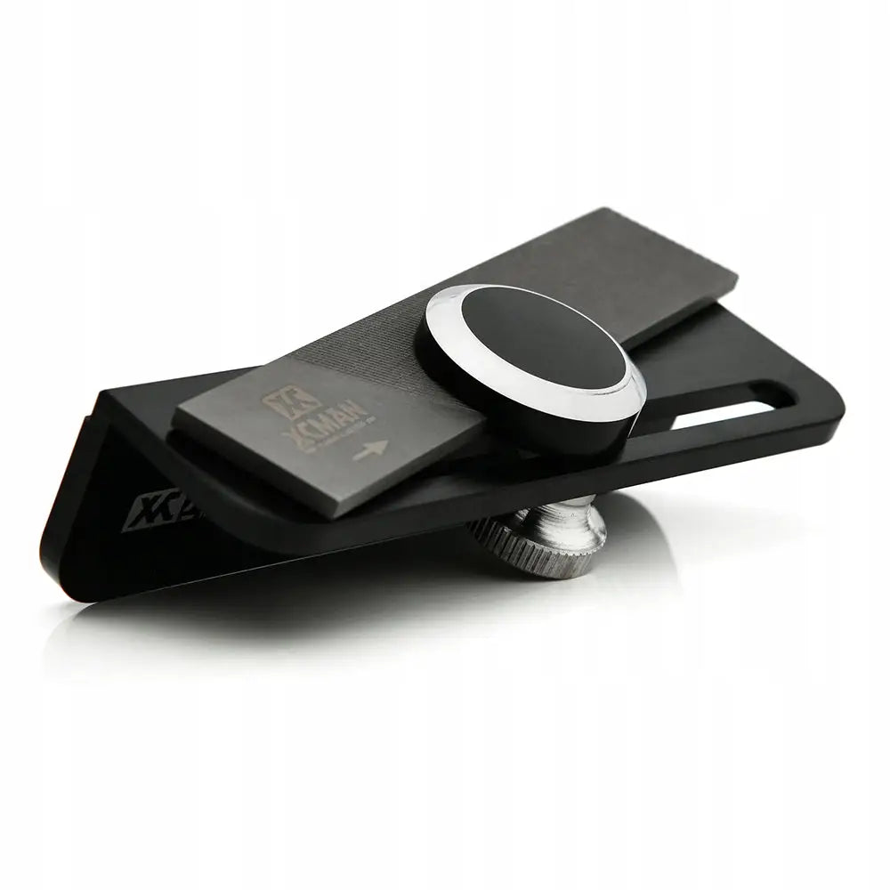 Vinkelhake Racing Med Klemme, skråvisning som viser rund justeringsknapp og gravert logo på sølvfarget plate.