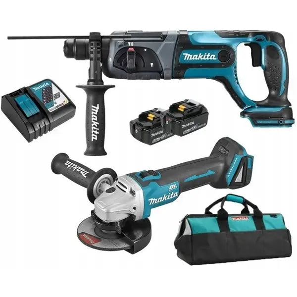 Makita elektroverktøysett med borhammer, vinkelsliper, to batterier, lader og blå verktøysbag, sidevisning.