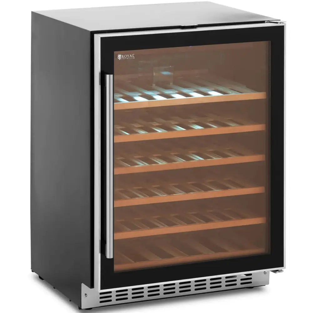 Vinkjøler i svart og sølv med glassdør, seks LED-opplyste trehyller og ventilasjonsrist nederst, sett skrått.