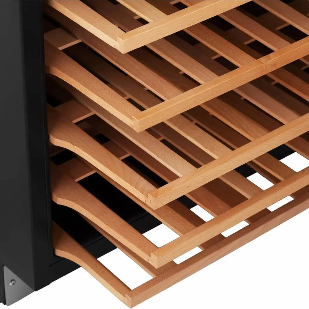 Vinkjøler med seks LED-opplyste uttrekkshyller i lyst tre, sett fra siden med sorte metallkanter.