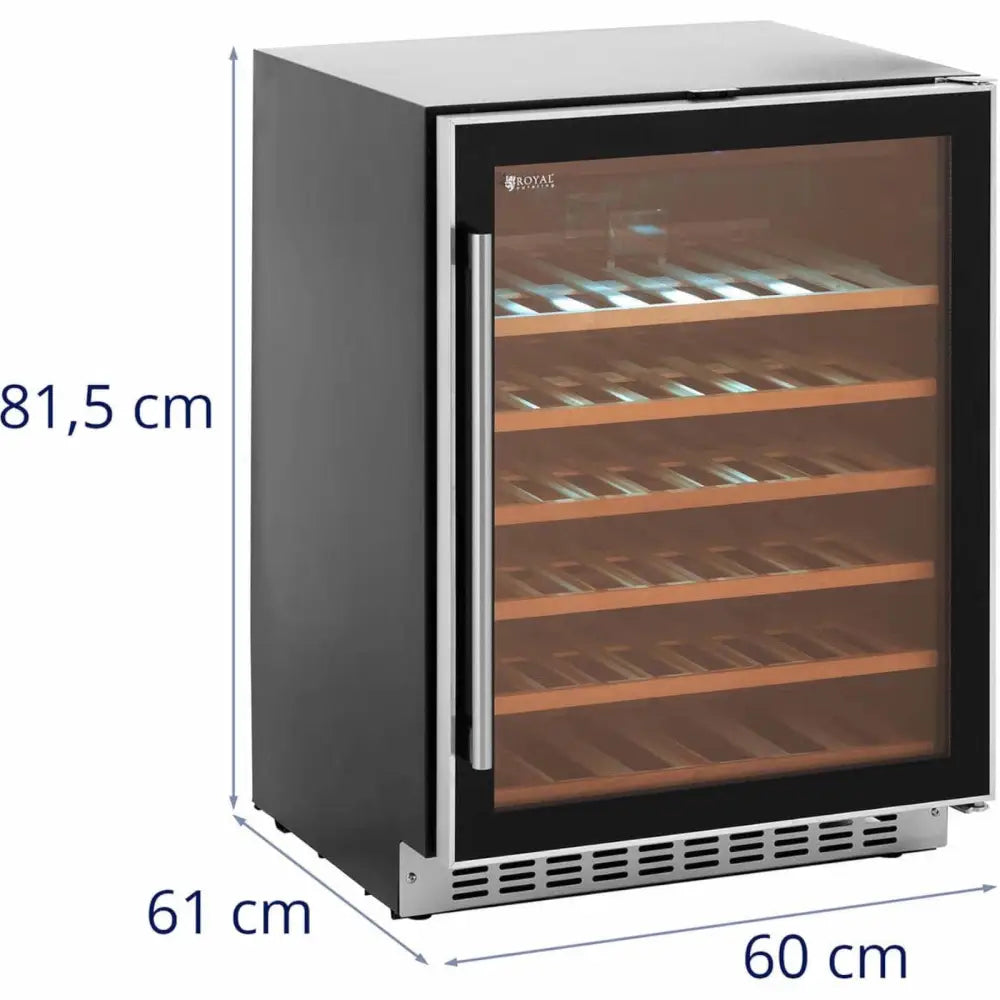 Vinkjøler med seks LED-belyste trehyller, glassdør og stålhåndtak, vist fra skrå vinkel med mål.