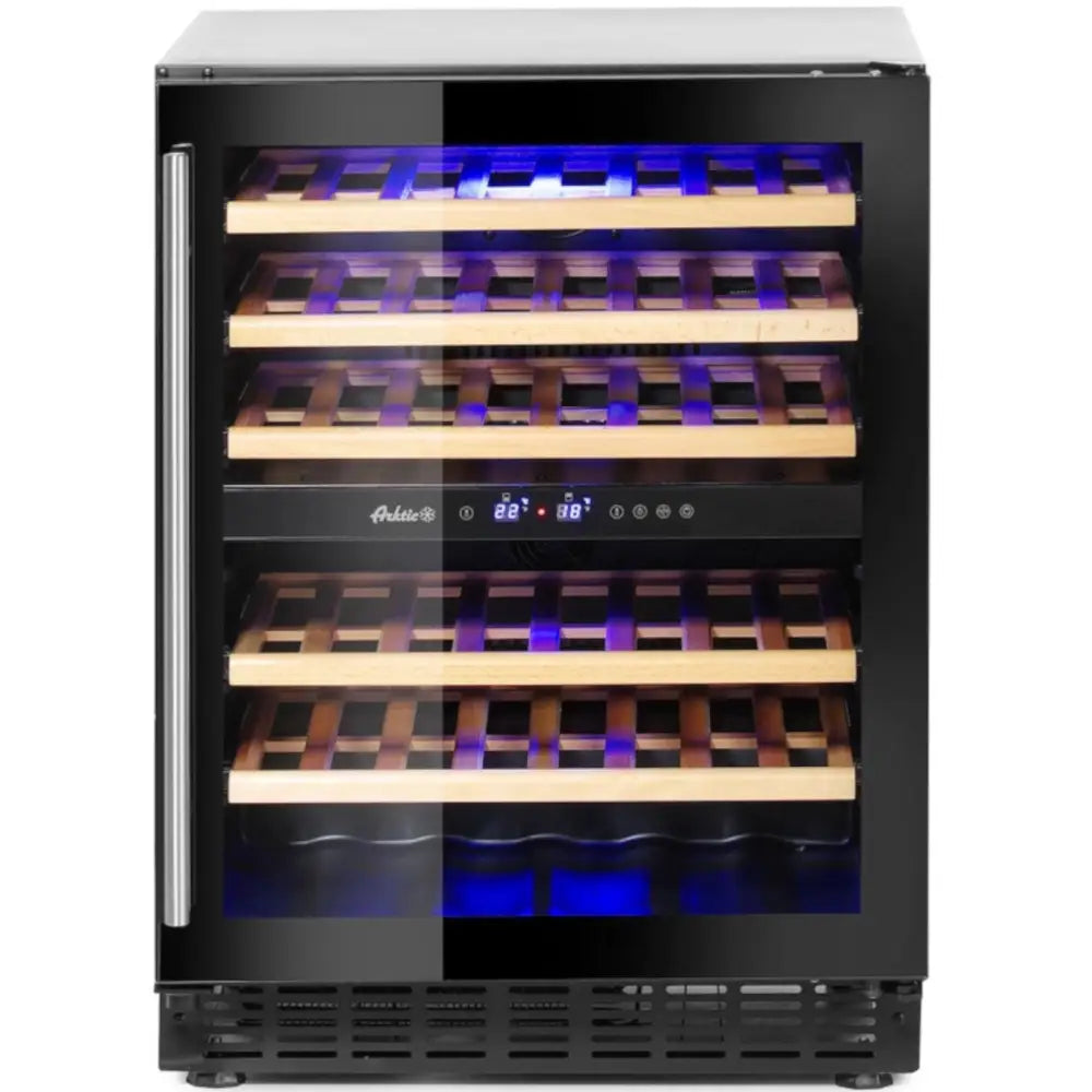 Vinkjøler med to soner, frontbilde som viser glassdør, trehyller, blå belysning og digital temperaturvisning.