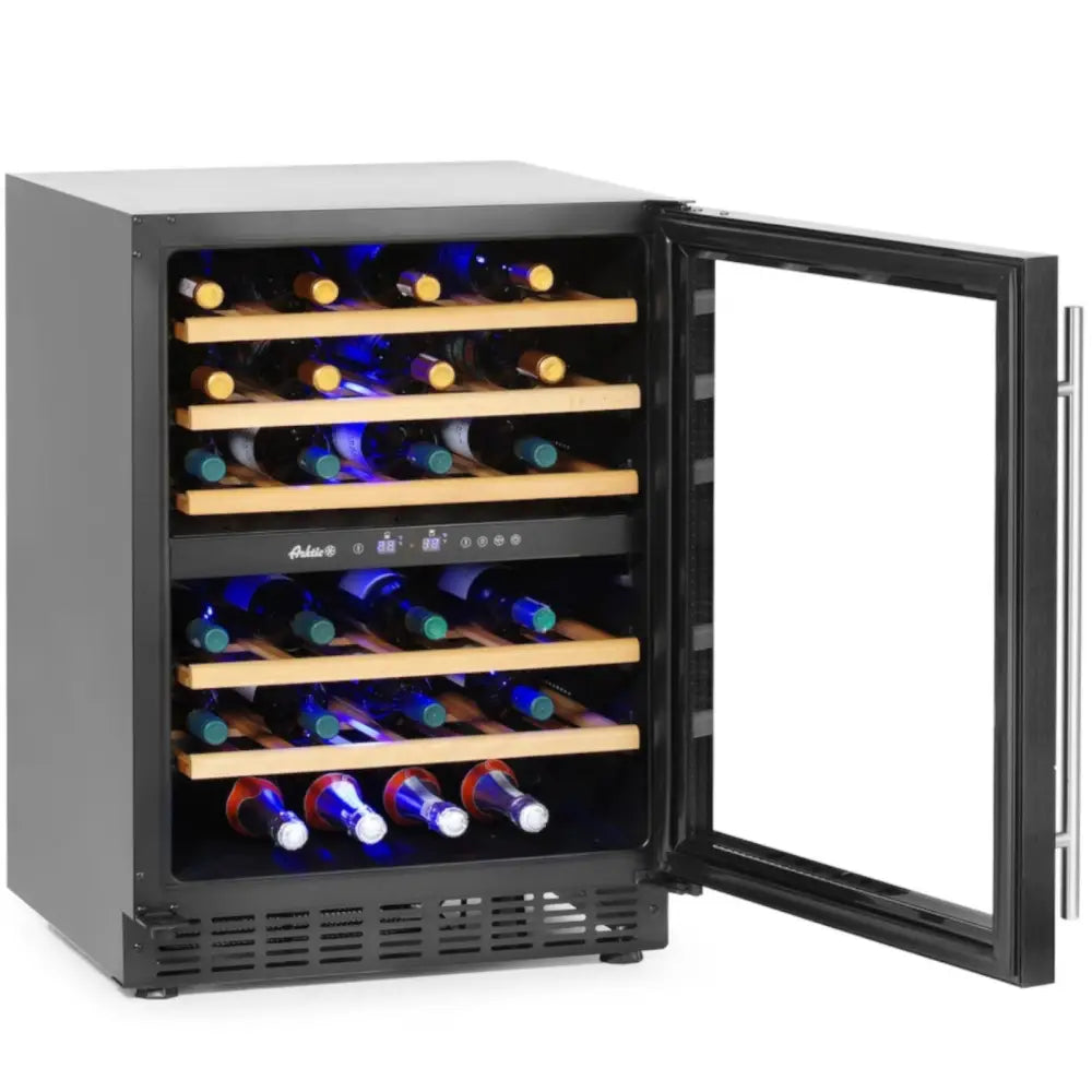 Vinkjøler med to soner, skrå frontvisning med åpen glassdør og flasker på lyse trehyller i blått LED-lys.