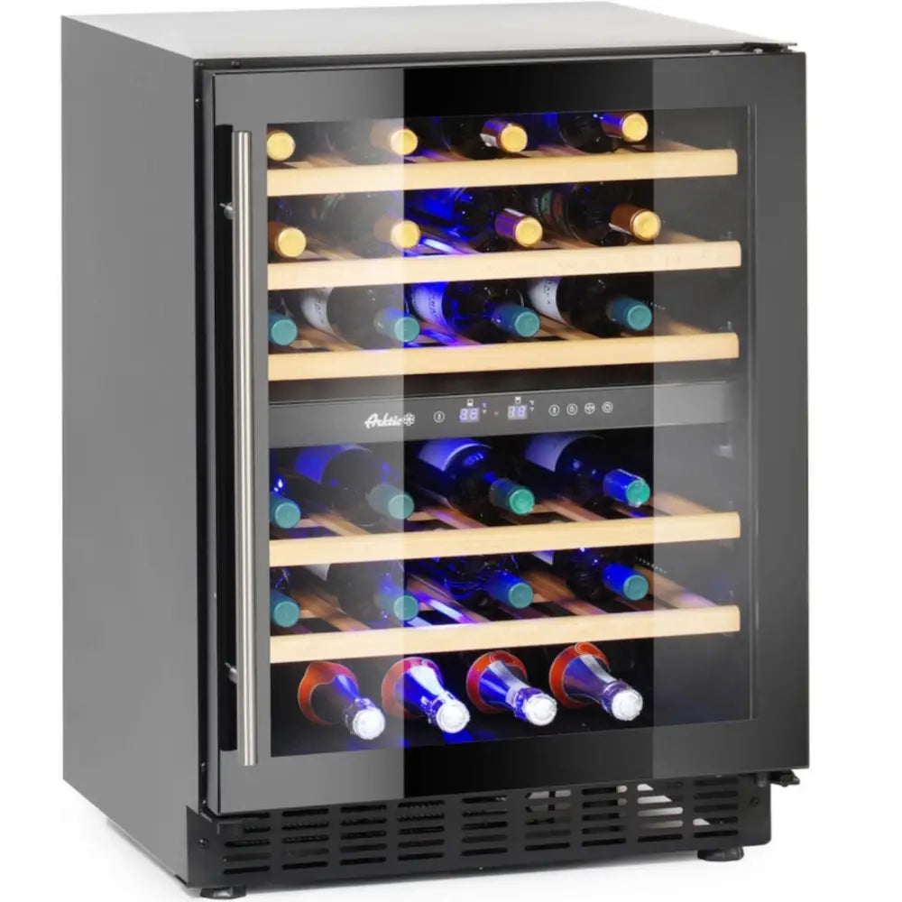 Vinkjøler med to soner, fem trehyller med vinflasker og blå innvendig belysning sett gjennom glassdør.