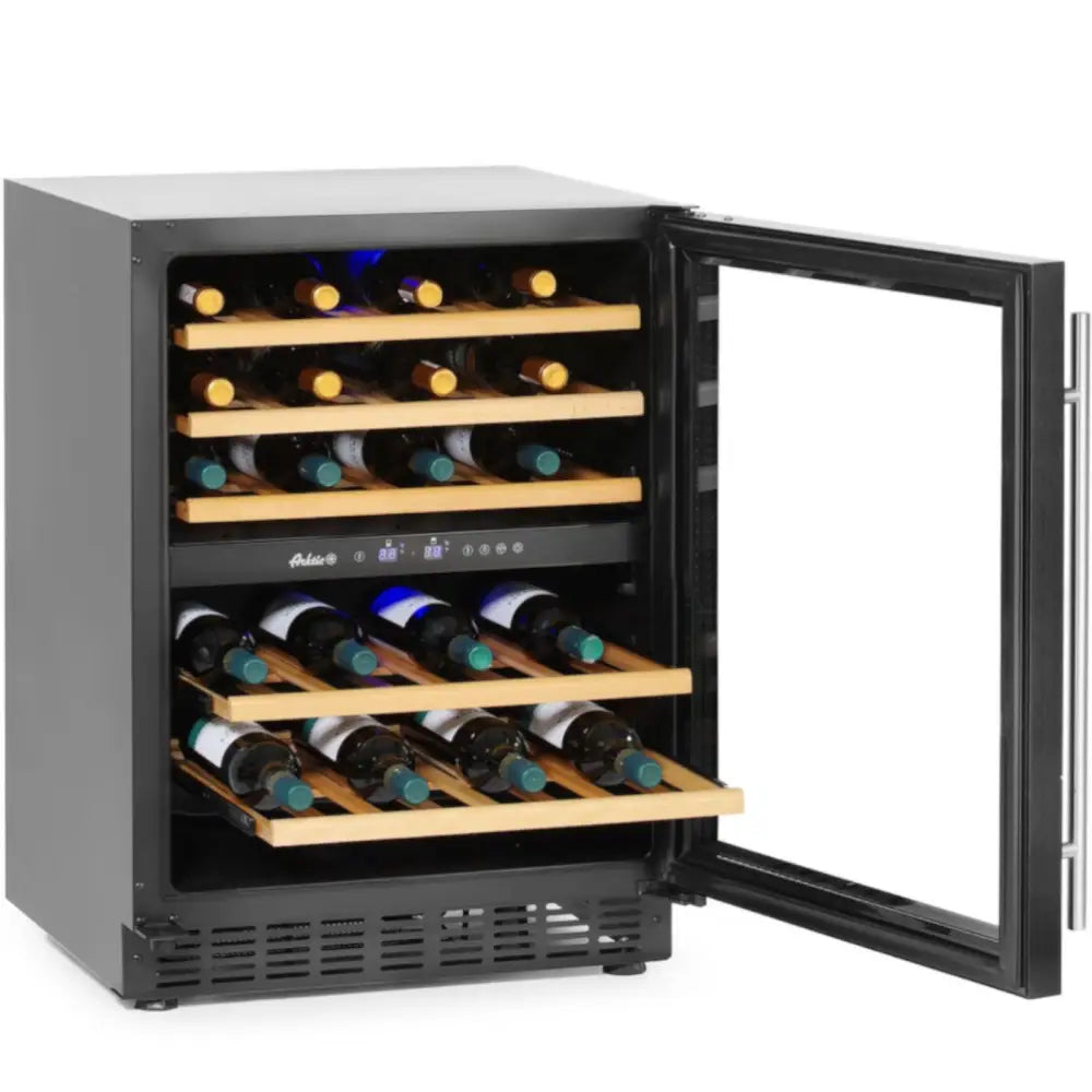 Vinkjøler med to soner, frontvisning med åpen glassdør, fem trehyller og synlig digitalt display.