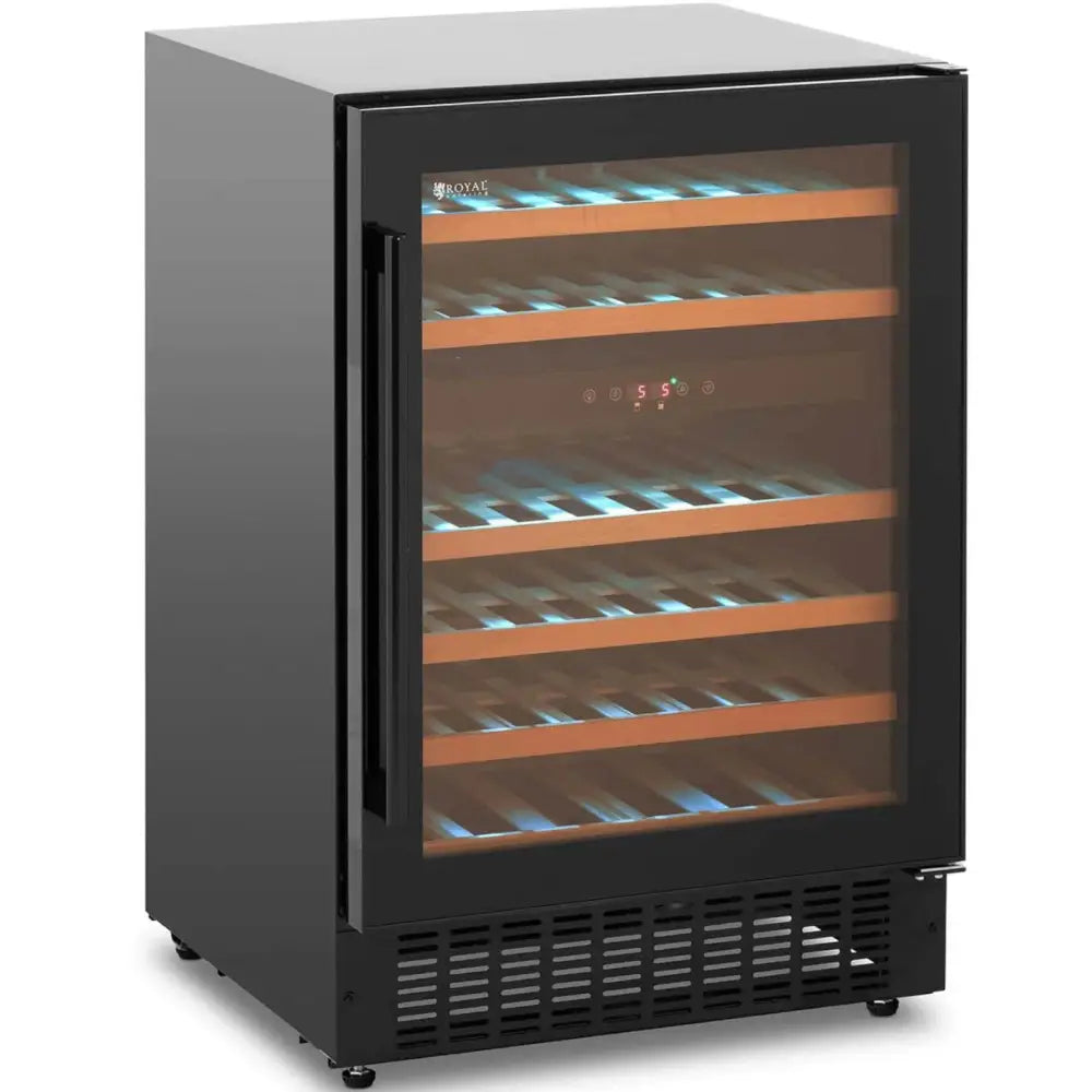 Sort vinskap med seks trehyller og LED-opplyst interiør, skråvisning gjennom glassdør med digitalt display.