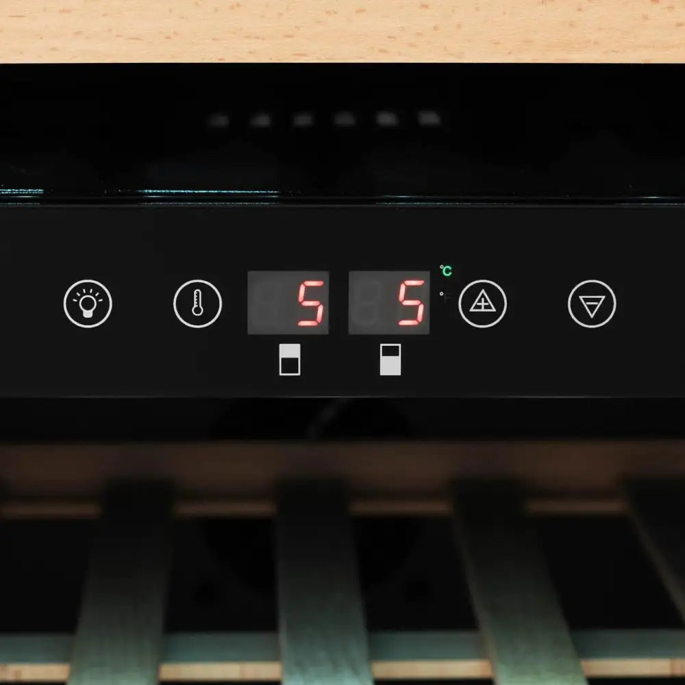 Vinskap digitalt kontrollpanel med røde tall, omkranset av ikoner, trehyller synlige under.