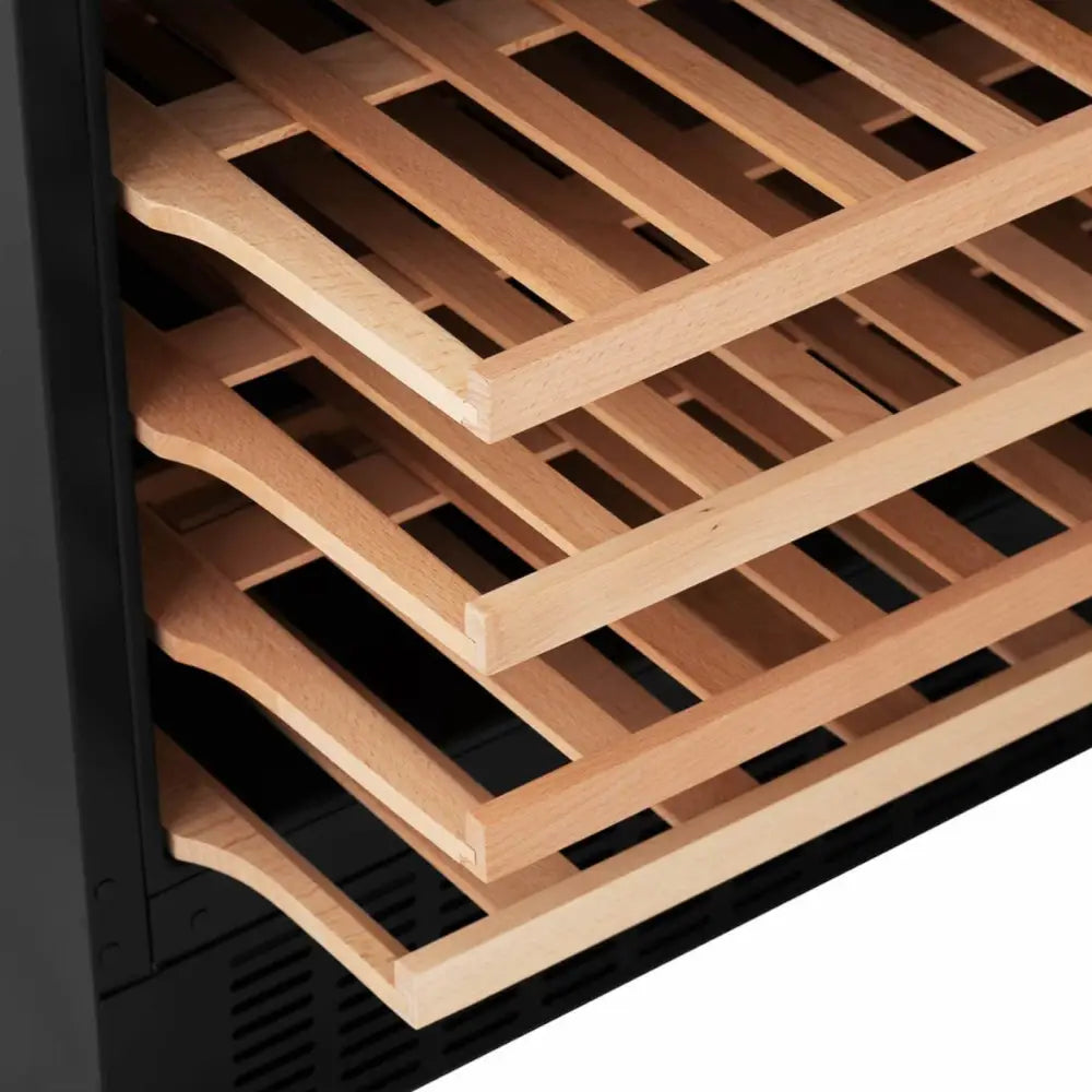 Vinskap med seks lyse tremonterte hyller i svart kabinett, sidevisning av uttrekkbare hyller.