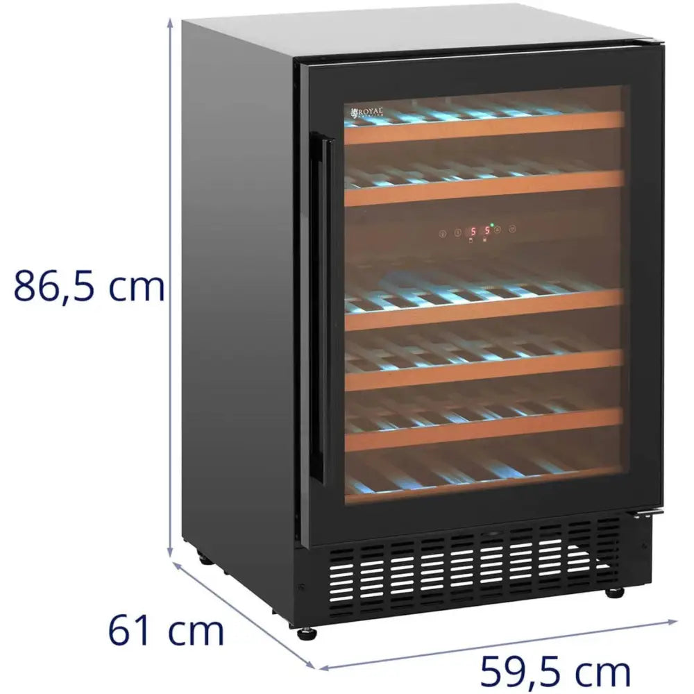 Vinskap i svart med glassdør, fire trehyller og digitalt display synlig fra skrå vinkel med mål markert.