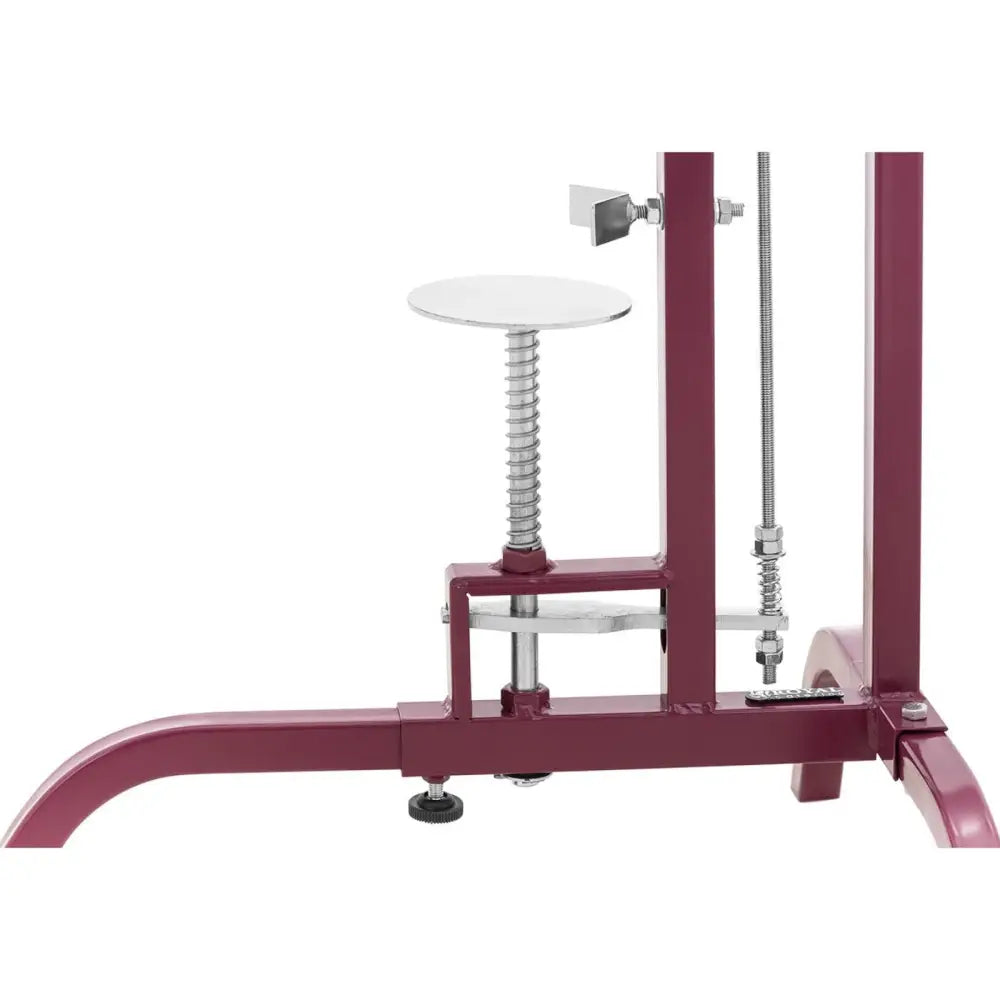 Vinstativ, nærbilde av burgunderrød metallramme med sølvfarget platefeste og justerbar skrue.