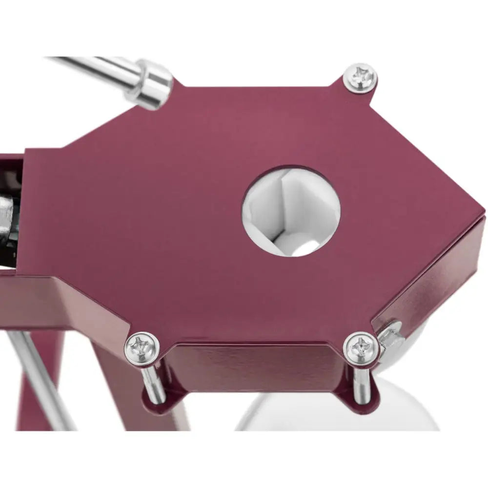 Sekskantet burgunderrød metallkomponent til vinstativ, nærbilde med fire skruer og sirkulært hull.