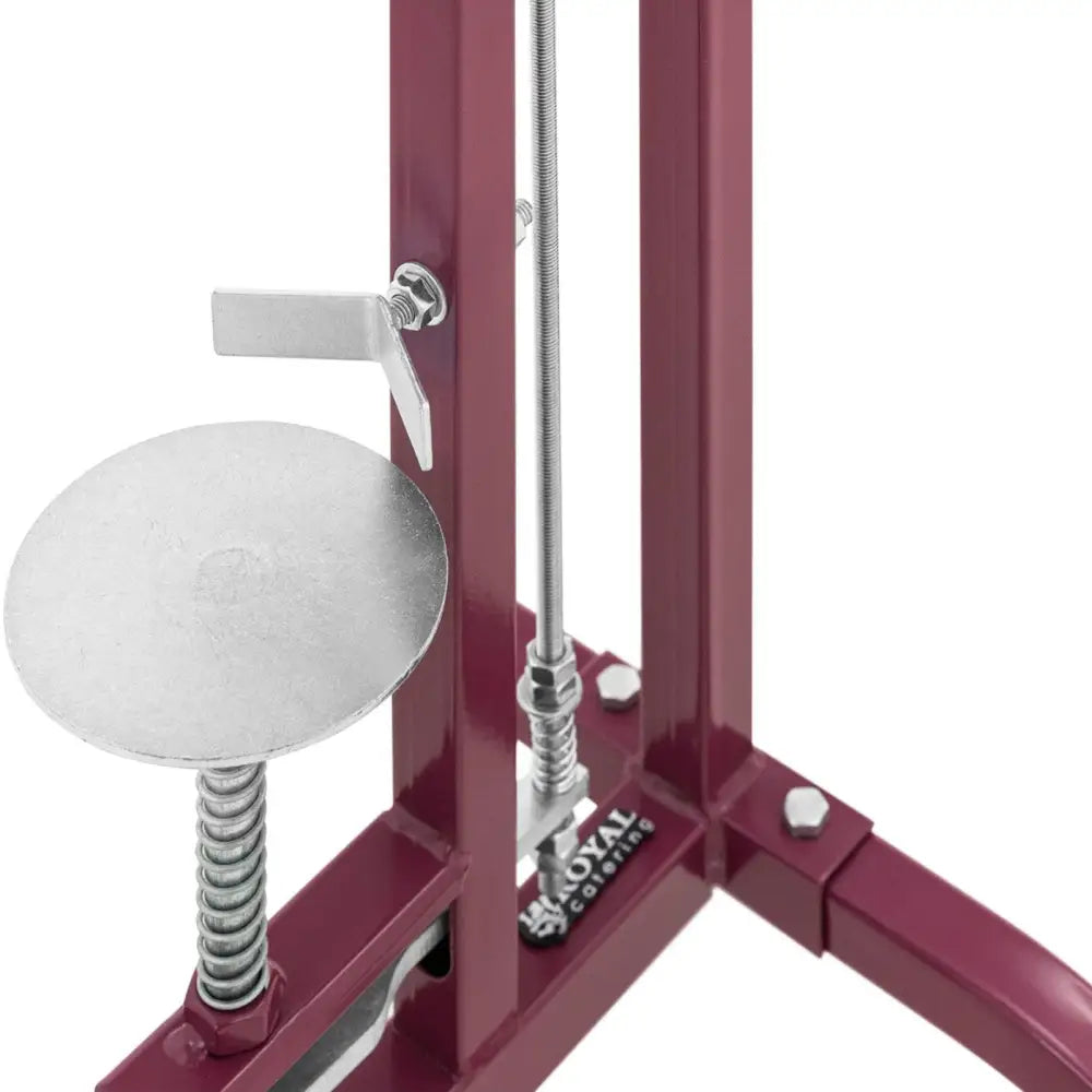 Vinstativ, nærbilde av vinrød metallramme med sølv detaljer, rund plate, fjær og gjengestang fra siden.