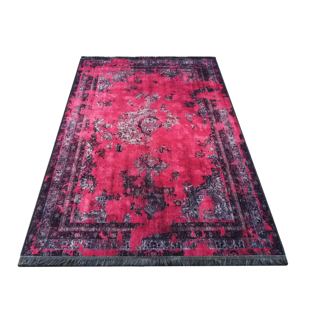Vintage 100 RØD ullteppe 160 x 230 cm, orientalsk mønster i rosa og svart med frynser, sett skrått ovenfra.