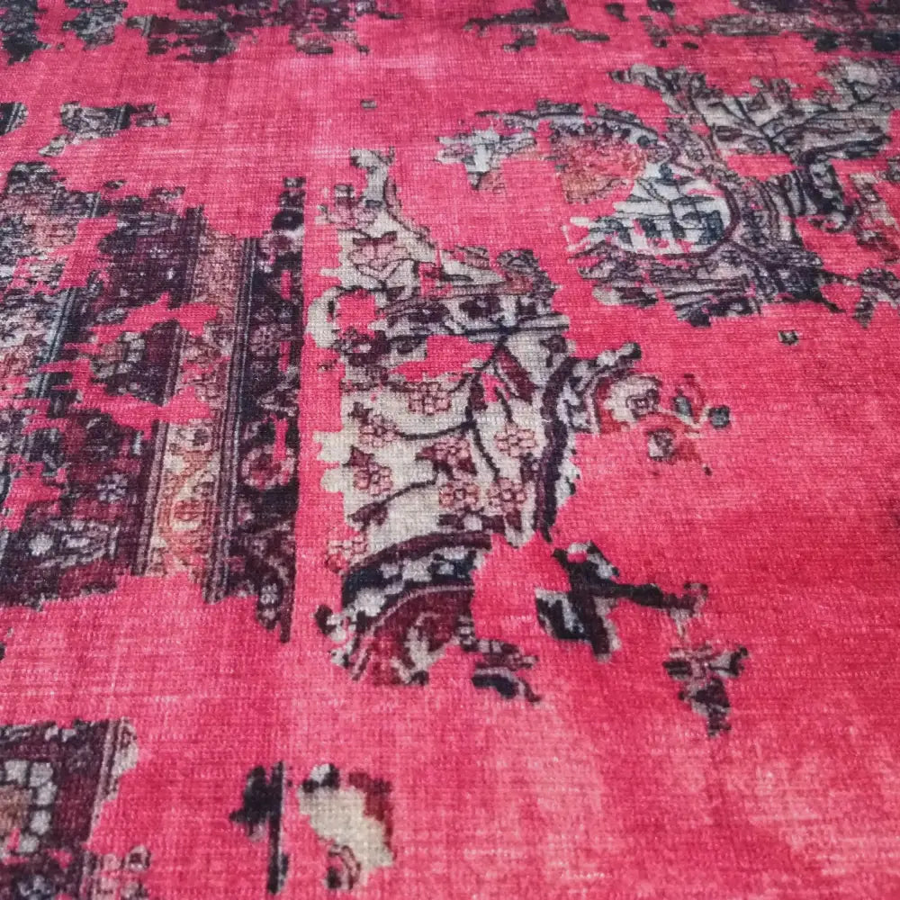 Vintage rødt ullteppe 160 x 230 cm, nærbilde som fremhever slitt mønster og tydelig tekstur i stoffet.