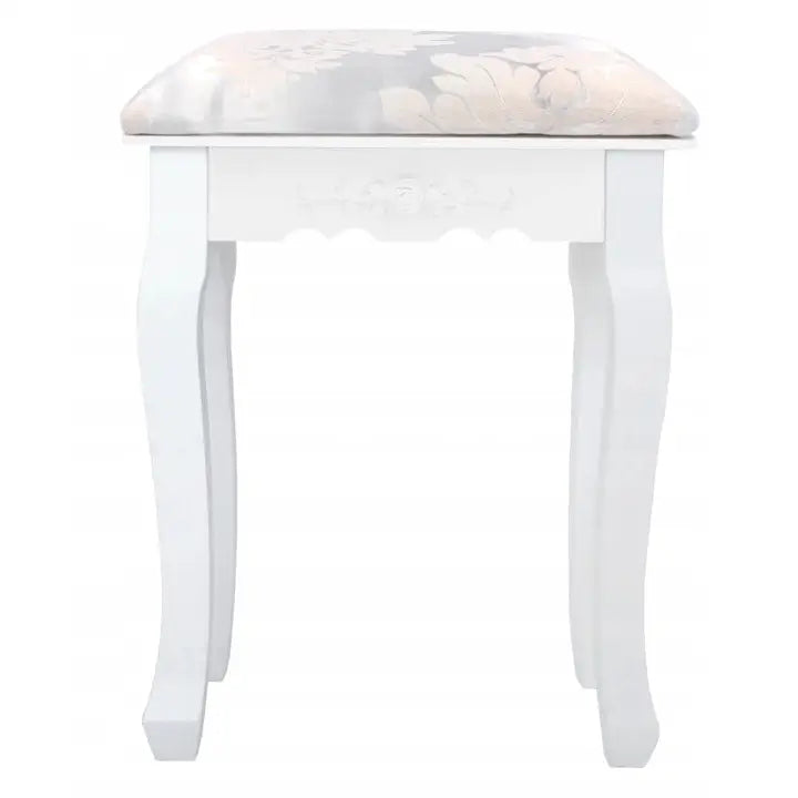 Vintage hvit tre toalettbord krakk, frontvisning med svakt buede ben og lyst, mønstret polstret sete.