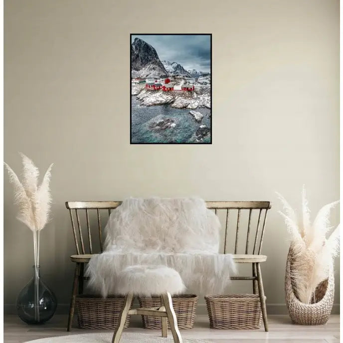 Vinterlandskap med hytter-plakat over trebenk med saueskinn, omgitt av tørkede planter i vaser på beige vegg.