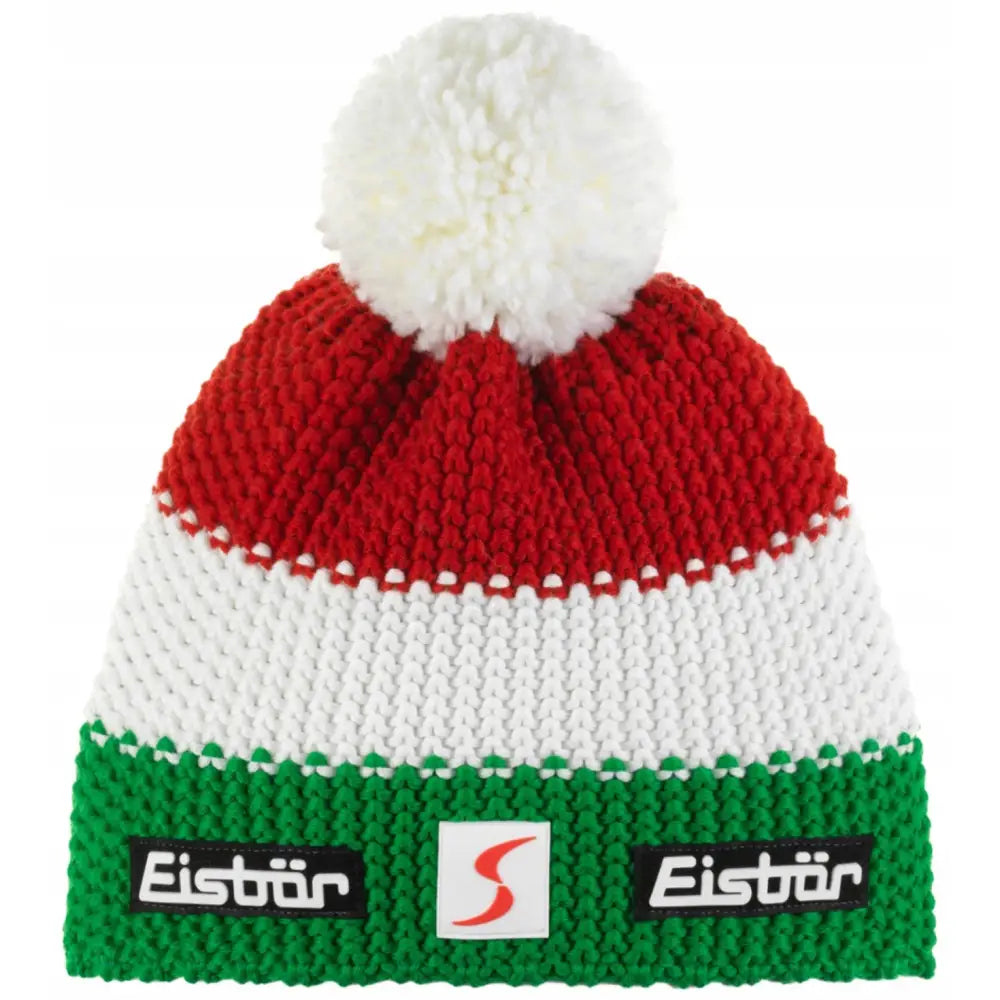 Vinterlue Eisbar Star Pompon i rødt, hvitt og grønt, stor hvit dusk og synlige Eisbär-logoer foran.