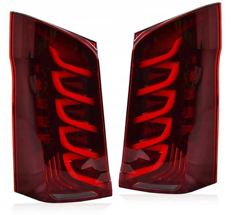 Rød W447-baklykt med fem vinkelformede LED-felt, vist enkeltvis.