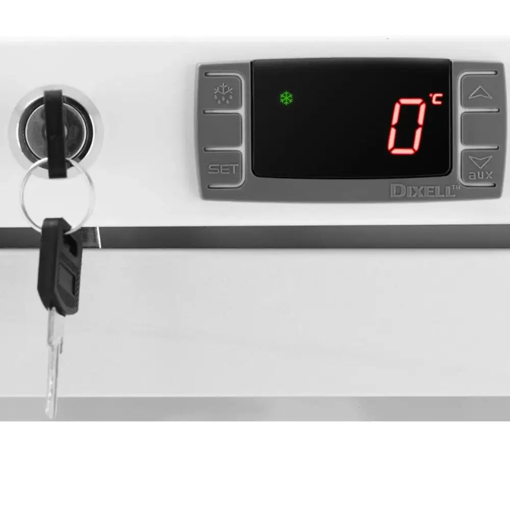 Vitrinskjøler kontrollpanel med rød LED-temperaturdisplay, grå betjeningsknapper og lås med nøkkel.