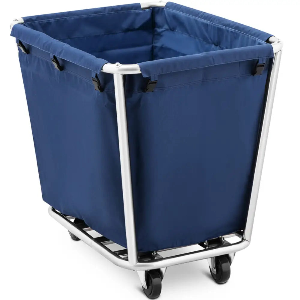 Blå hotellvogn for sengetøyvask, skrå vinkel viser tekstilpose, metallramme og fire bevegelige hjul.