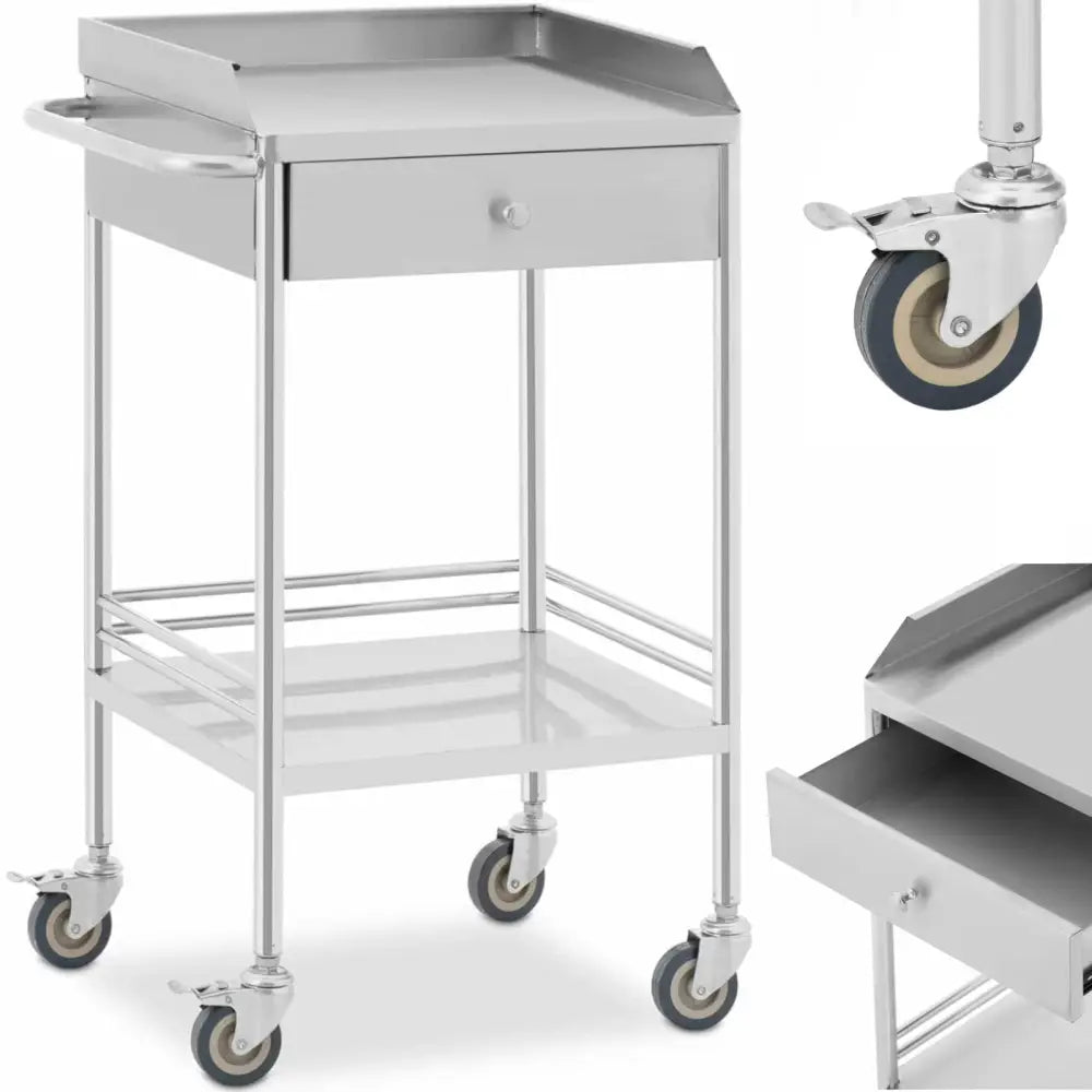 Vogn for hotellservice i stål, nærbilde av åpnet skuff, to hyller og solide hjul, sett skrått forfra.