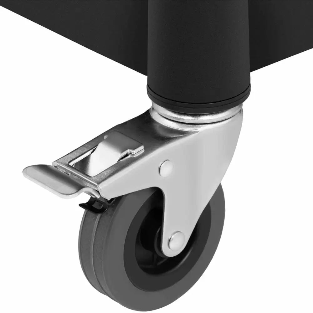 Vognservitørplattform hjul i hardplast med metallfeste og bremsepedal, detalj av hjørne.