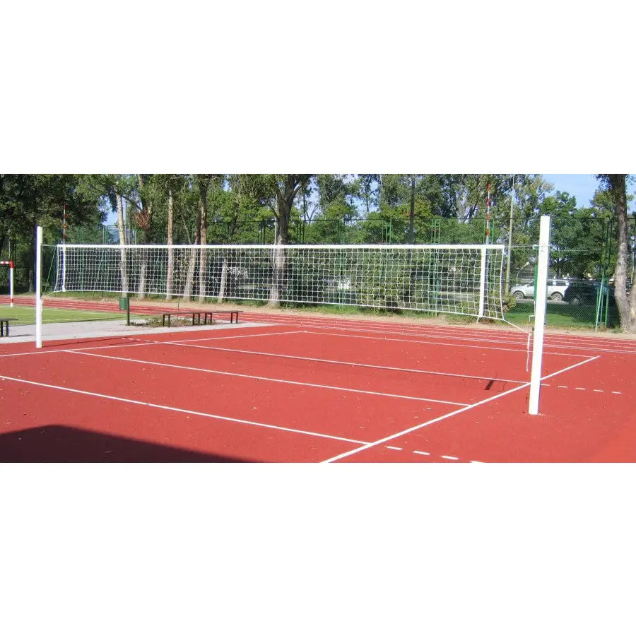 Volleybal stolper i aluminium med montert nett, plassert på rød utendørsbane med markerte hvite linjer.