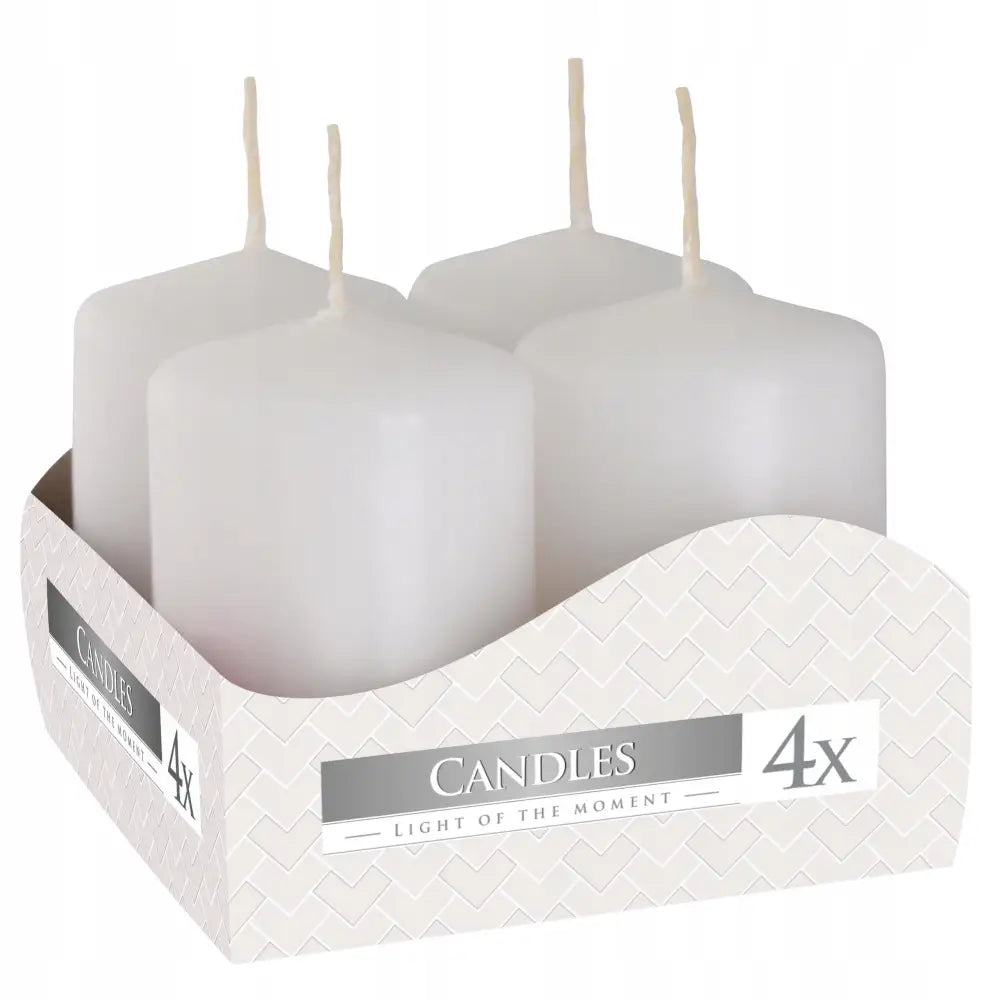 Votivelys hvite 6cm, fire firkantede kubbelys i eske med synlige veker, sett skrått forfra.
