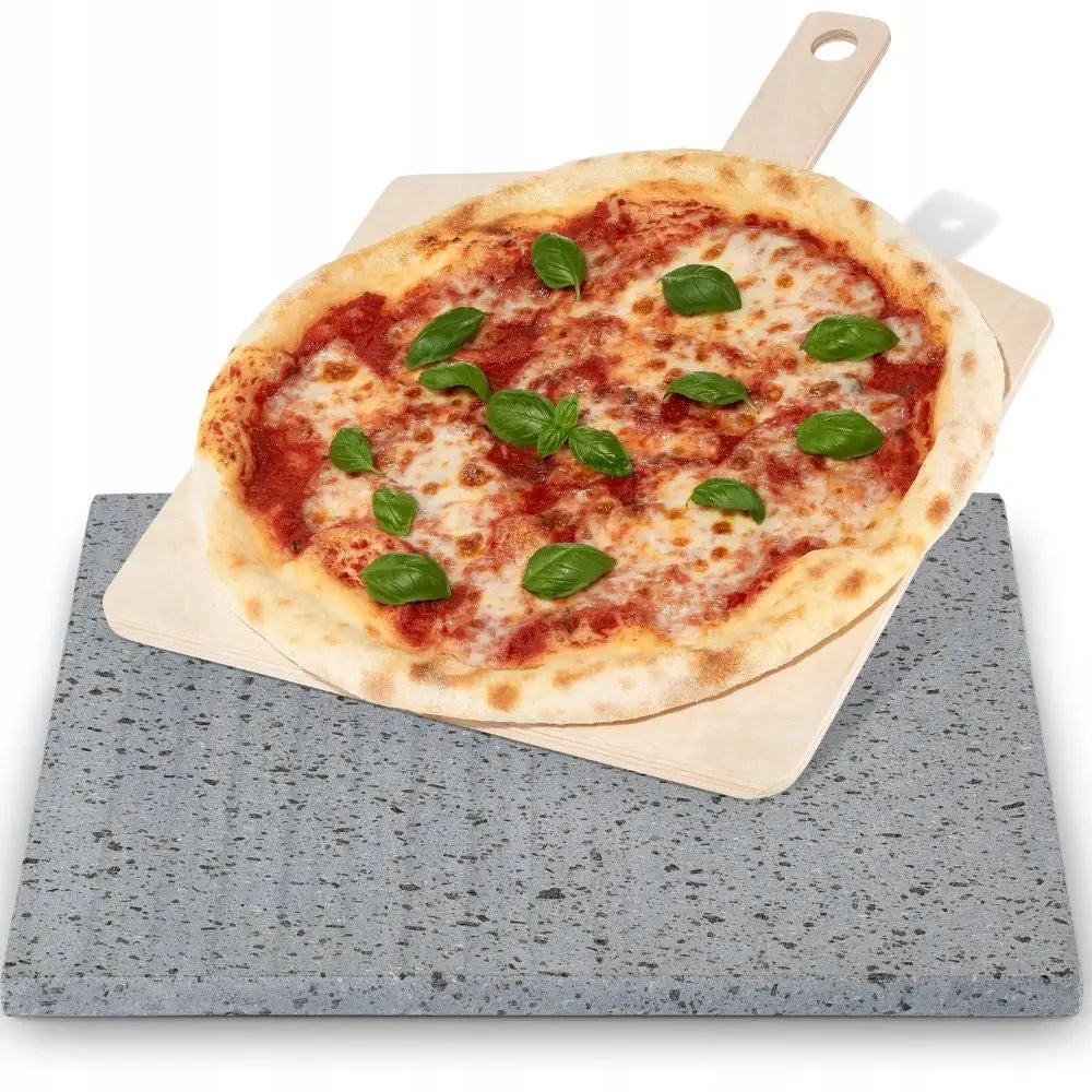 Vulkansk pizzastein fra Etna med grov overflate, ferdigstekt pizza og trepizzaspade sett ovenfra.