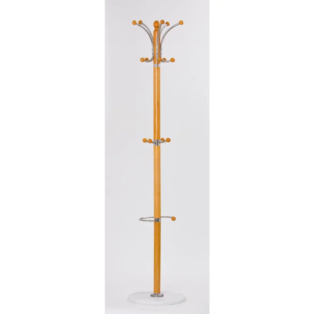 W13 bjørk kleshenger i lyst tre og metall, frontvisning med flere knagger og rund paraplyholder på hvit base.