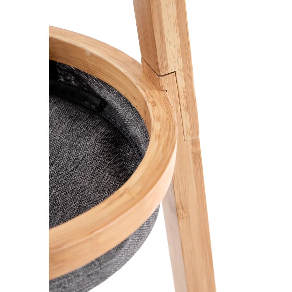 W63 naturlig klembretthenger, skråvisning som fremhever lyst treverk og grå tekstilkurv ved solid sammenføyning.