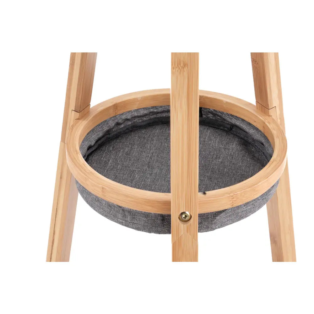 W63 naturlig klembretthenger, grå tekstilkurv i rund lys treramme sett fra siden med strukturdetaljer.