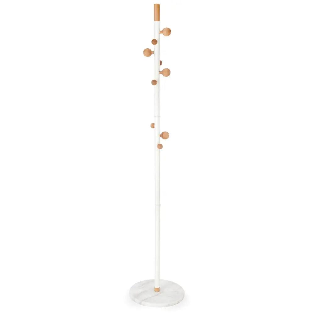 W65 hvit stumtjener med rund marmorbase og lyse treknagger, frontvisning mot nøytral bakgrunn.