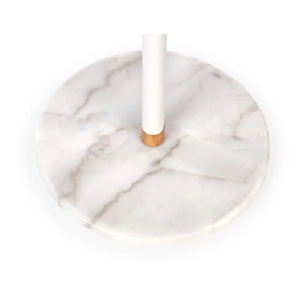 W65 kleshenger, nærbilde av rund hvit marmorfot med grå årer og elegant gulldetalj på stangens feste.