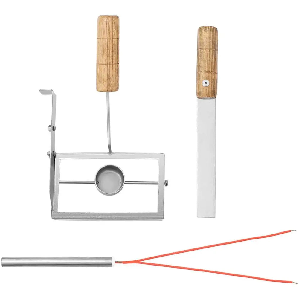 Tre grillverktøy med lyse trehåndtak og metall, samt et oransje trådverktøy, sett ovenfra på hvit bakgrunn.