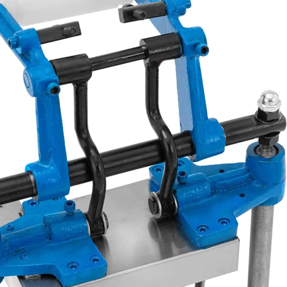 Wafeljern til iskremkjegler, detaljert nærbilde av metalliske hengsler, blå deler og svarte stenger.