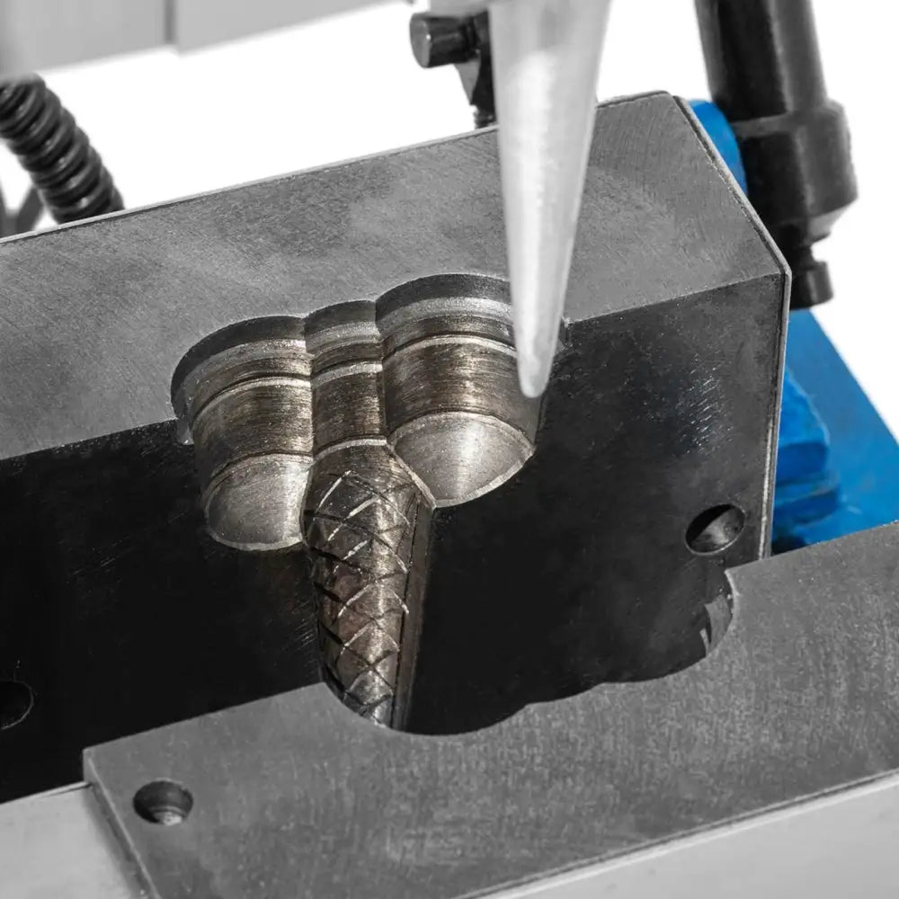 Wafeljern til iskremkjegler, nærbilde av mønstret metallform sett ovenfra med presisjonsverktøy.