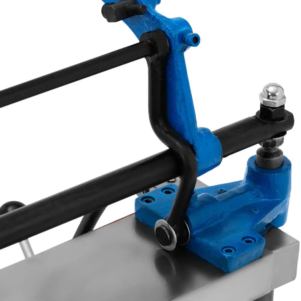 Waffelmaker for iskremvafler, sidevisning av blå og svart metallmekanisme med bolter og muttere på underlaget.