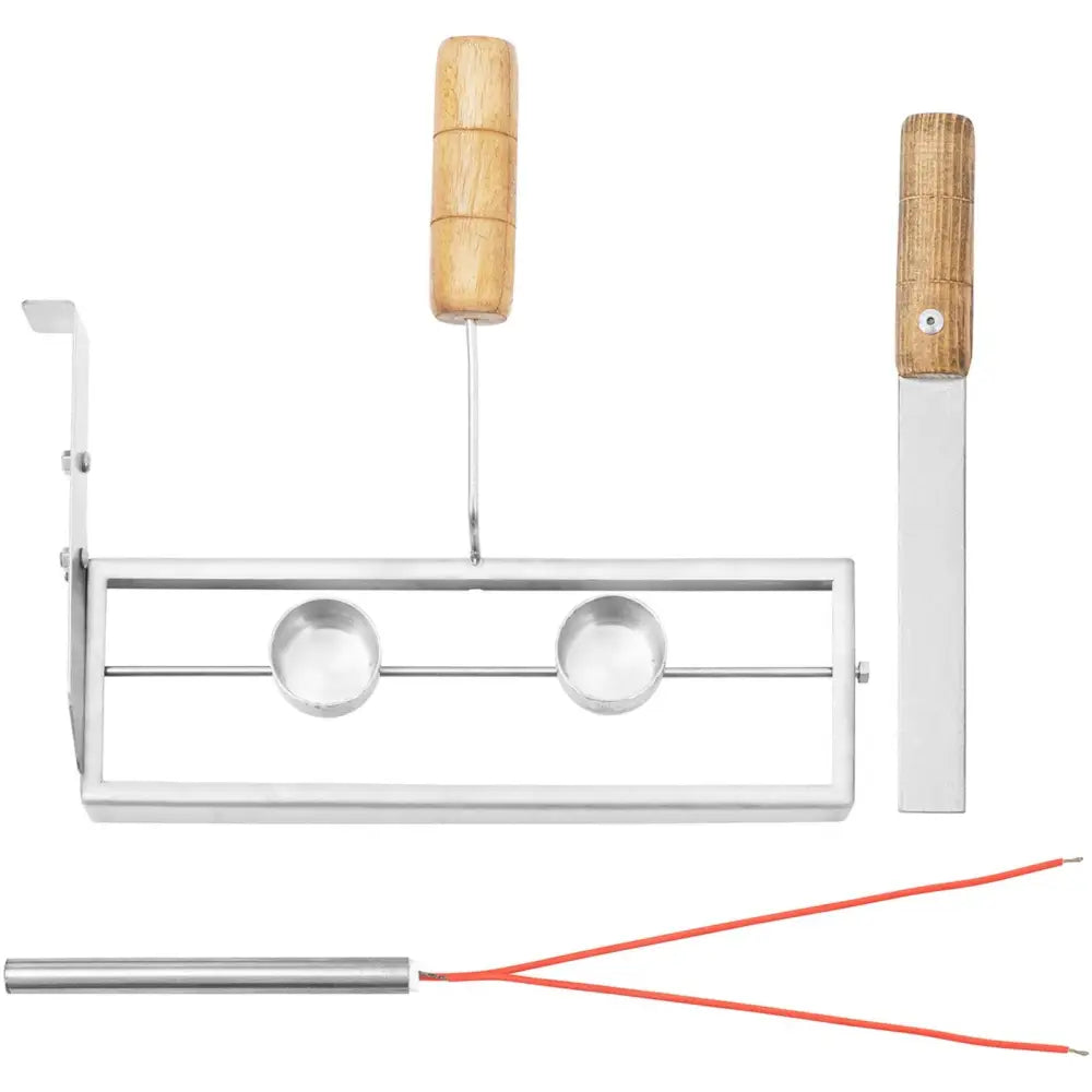 Waffelmaker redskapssett med fire metallverktøy og trehåndtak, vist ovenfra med synlige former og detaljer.