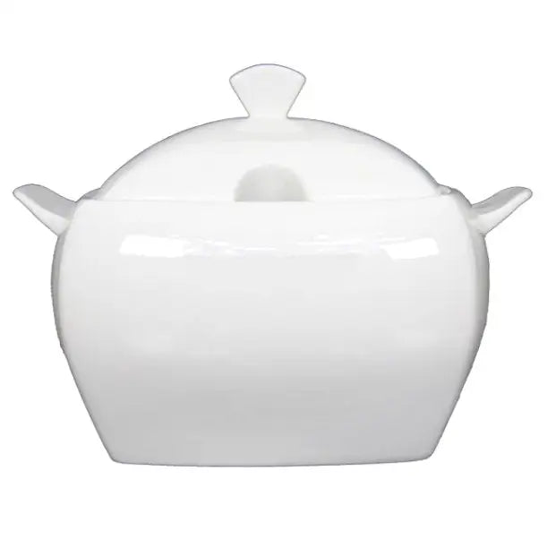 Hvit porselen sukkerskål med lokk, to håndtak og skjeåpning, sett rett forfra.