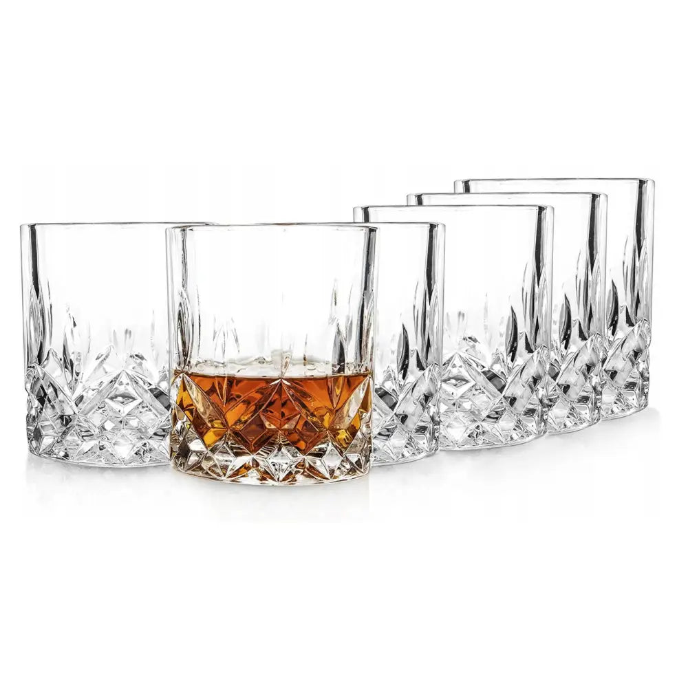 Whiskyglass Bohemia Classico, seks klare krystallglass med slipt mønster, ett fylt med whisky, frontvisning.