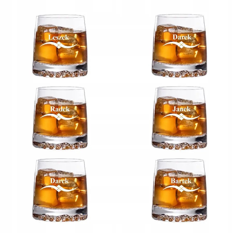 Whiskyglass fra Krosno med gravering, seks glass med navn og hvit bølgedekor, fylt med whisky og isbiter.