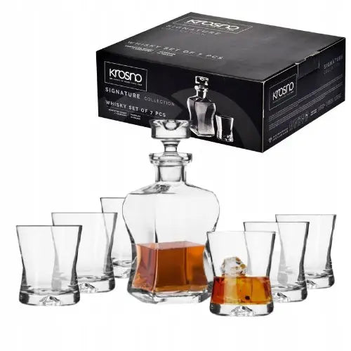 Whiskyglassett med karaffel fra Krosno, seks glass hvor noen inneholder whisky med is, gaveeske i bakgrunnen.