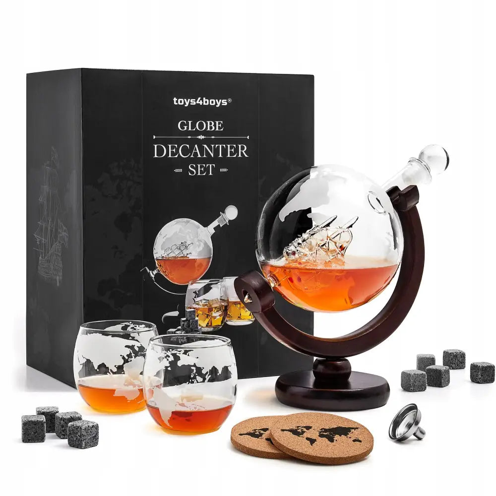 Whiskykaraffel formet som globus med trestativ, to glass, verdenskart-brikker, kjølesteiner og gaveeske.