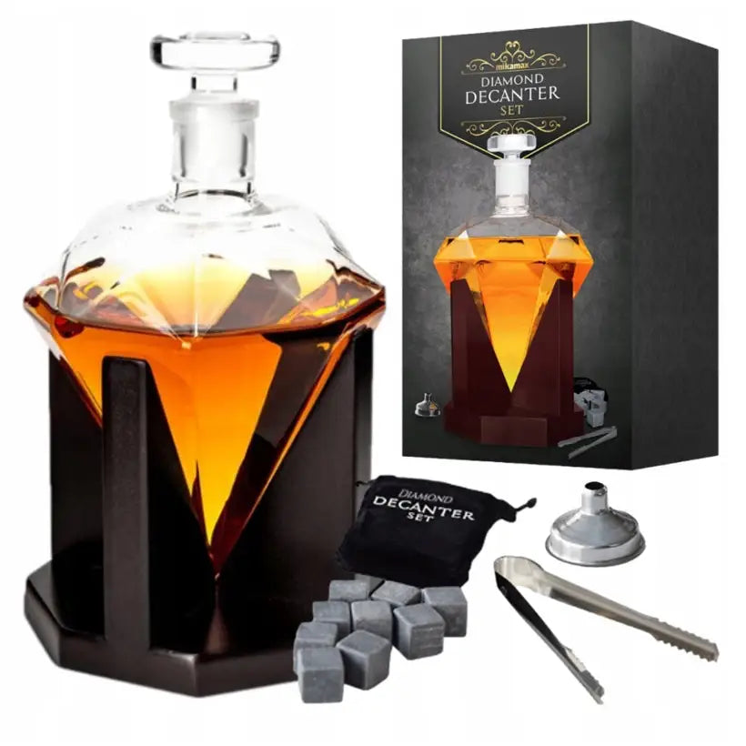 Whiskysett med diamantformet karaffel på mørkt stativ, kjøleklosser, trakt, metalltang og gaveeske i bakgrunnen.