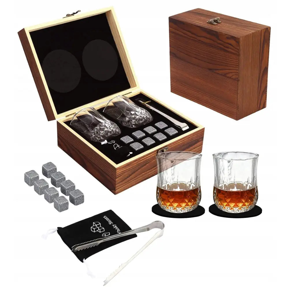 Whiskysett for Julenissen med to mønstrede glass, svarte brikker, kjølesteiner og tenger i elegant treboks.