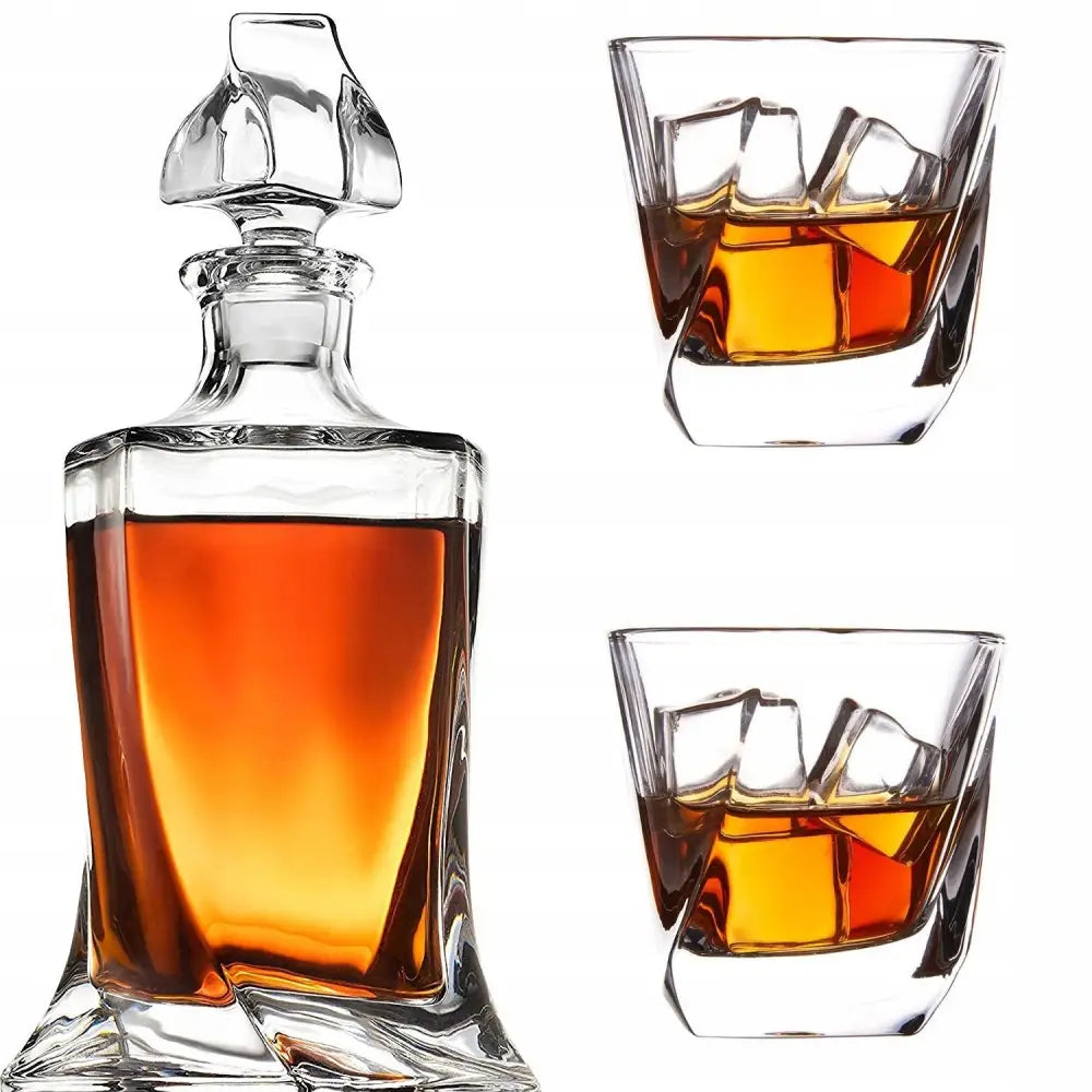 Whiskysett med karaffel og to glass, vridd design og brun whisky med isbiter, sidevisning mot hvit bakgrunn.